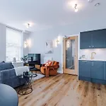 House 1 - Cheltenham Parade View Apartment *