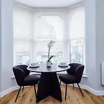 House 1 - Cheltenham Parade View Apartment *