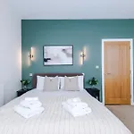Apartment House 1 - Cheltenham Parade View *