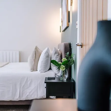 House 1 - Cheltenham Parade View Apartment