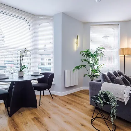 Apartment House 1 - Cheltenham Parade View